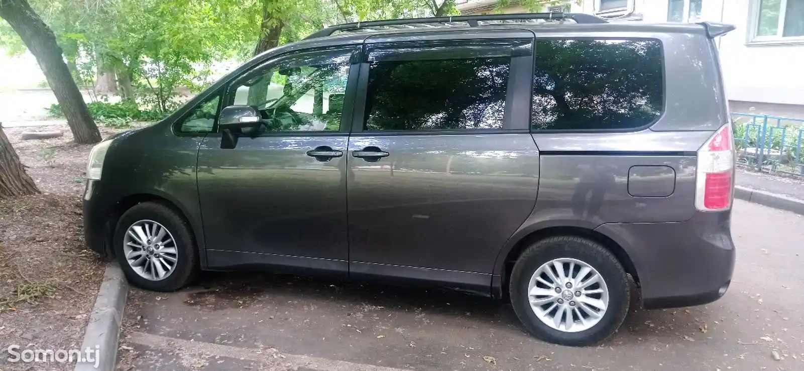 Toyota Noah, 2009-4