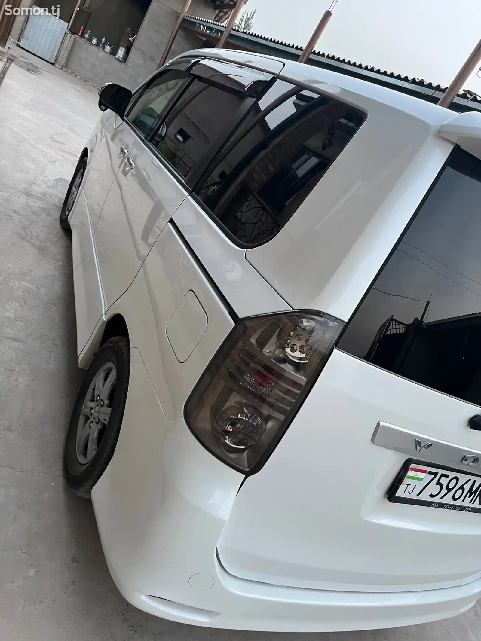 Toyota Voxy, 2010-12