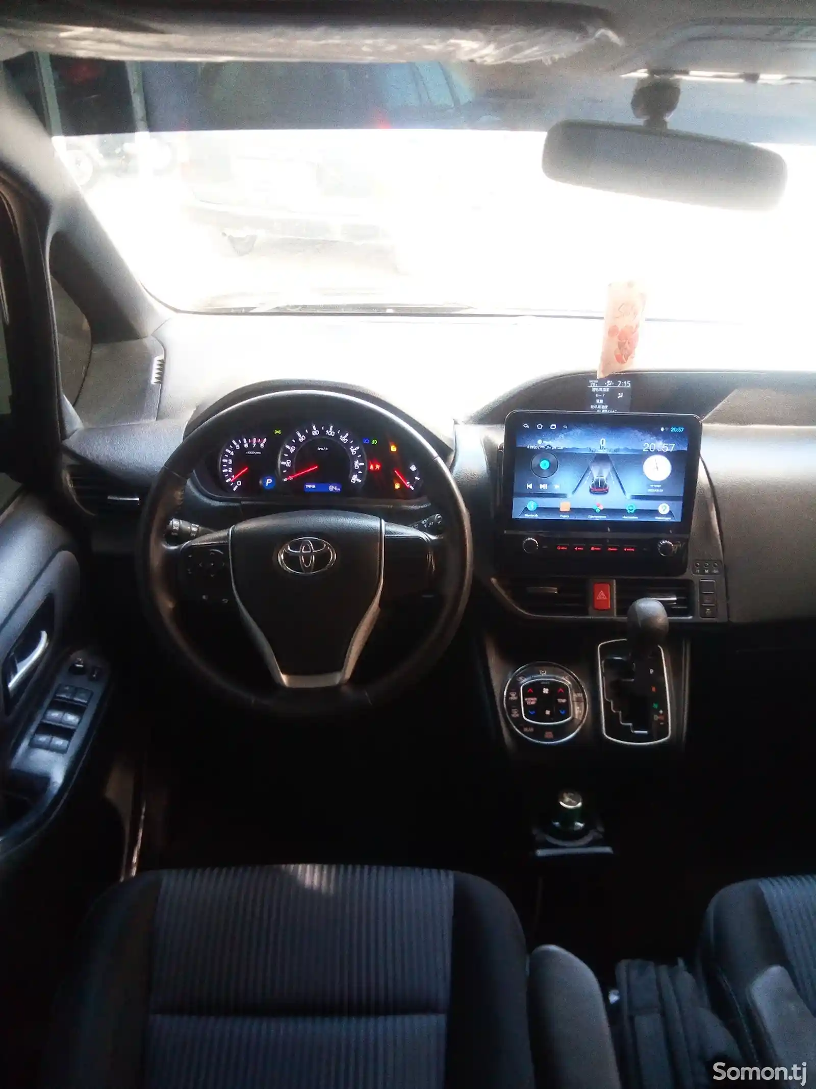 Toyota Voxy, 2015-6