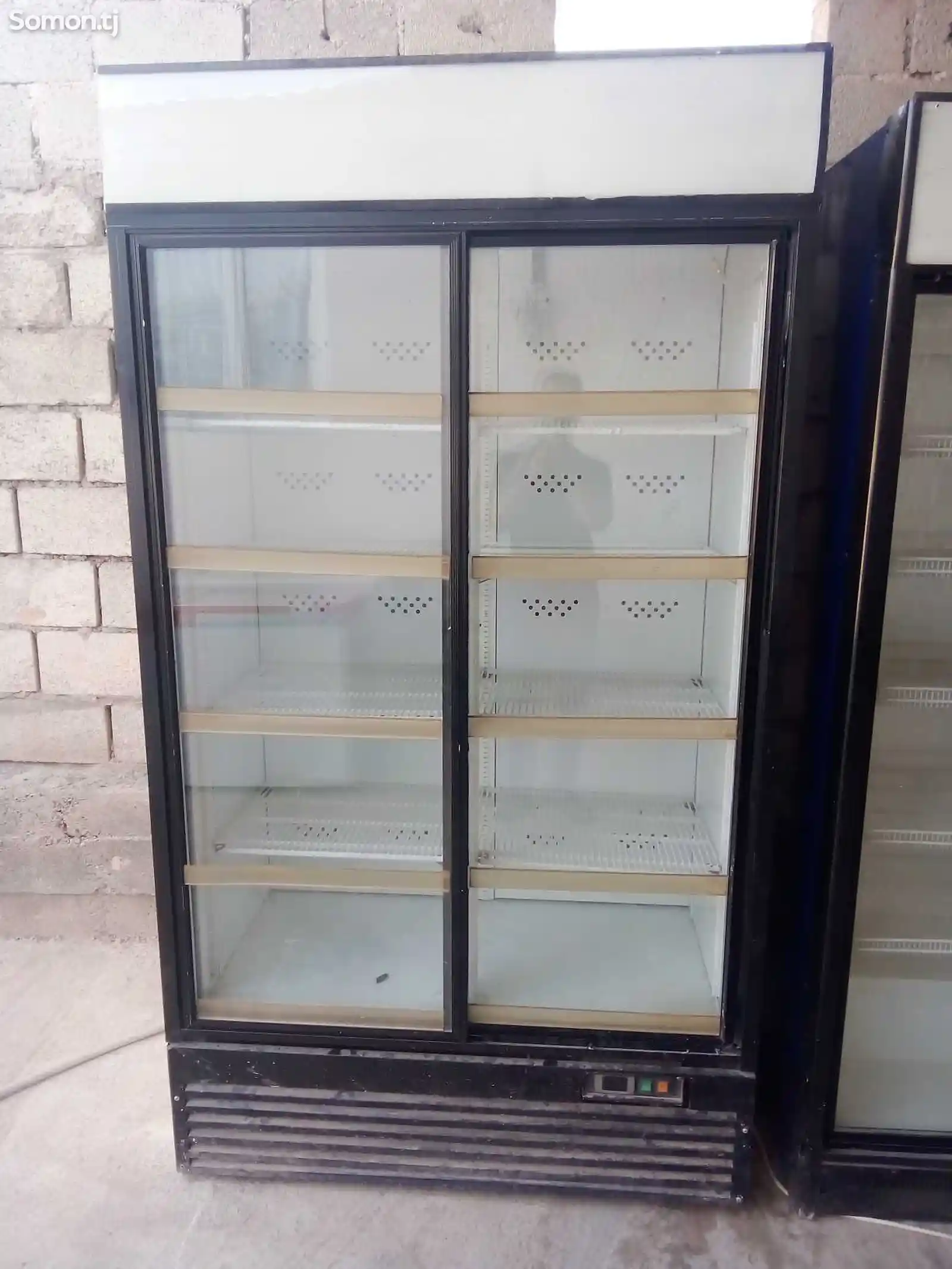 Холодильный шкаф-12