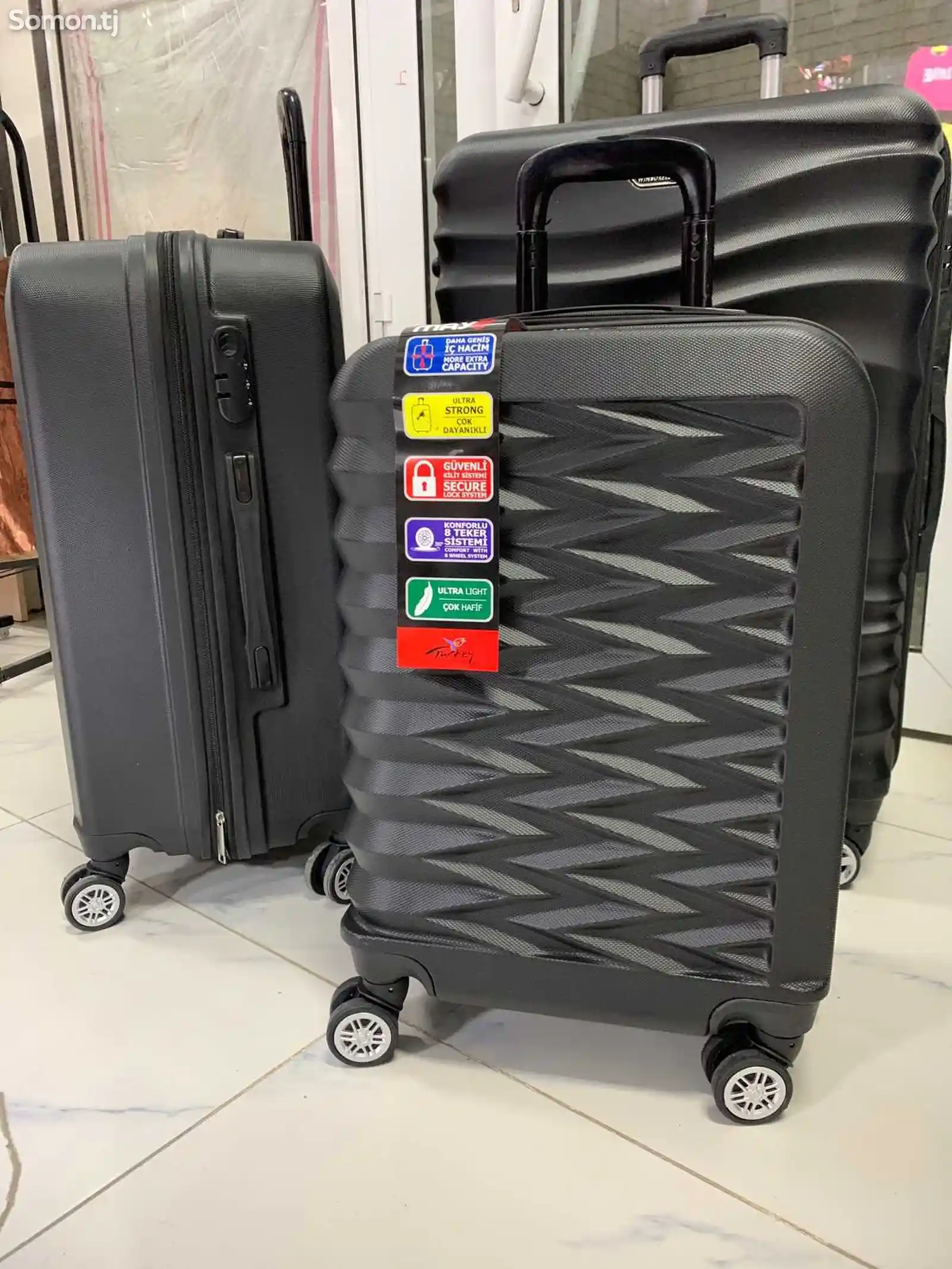 Пластиковый чемодан-3