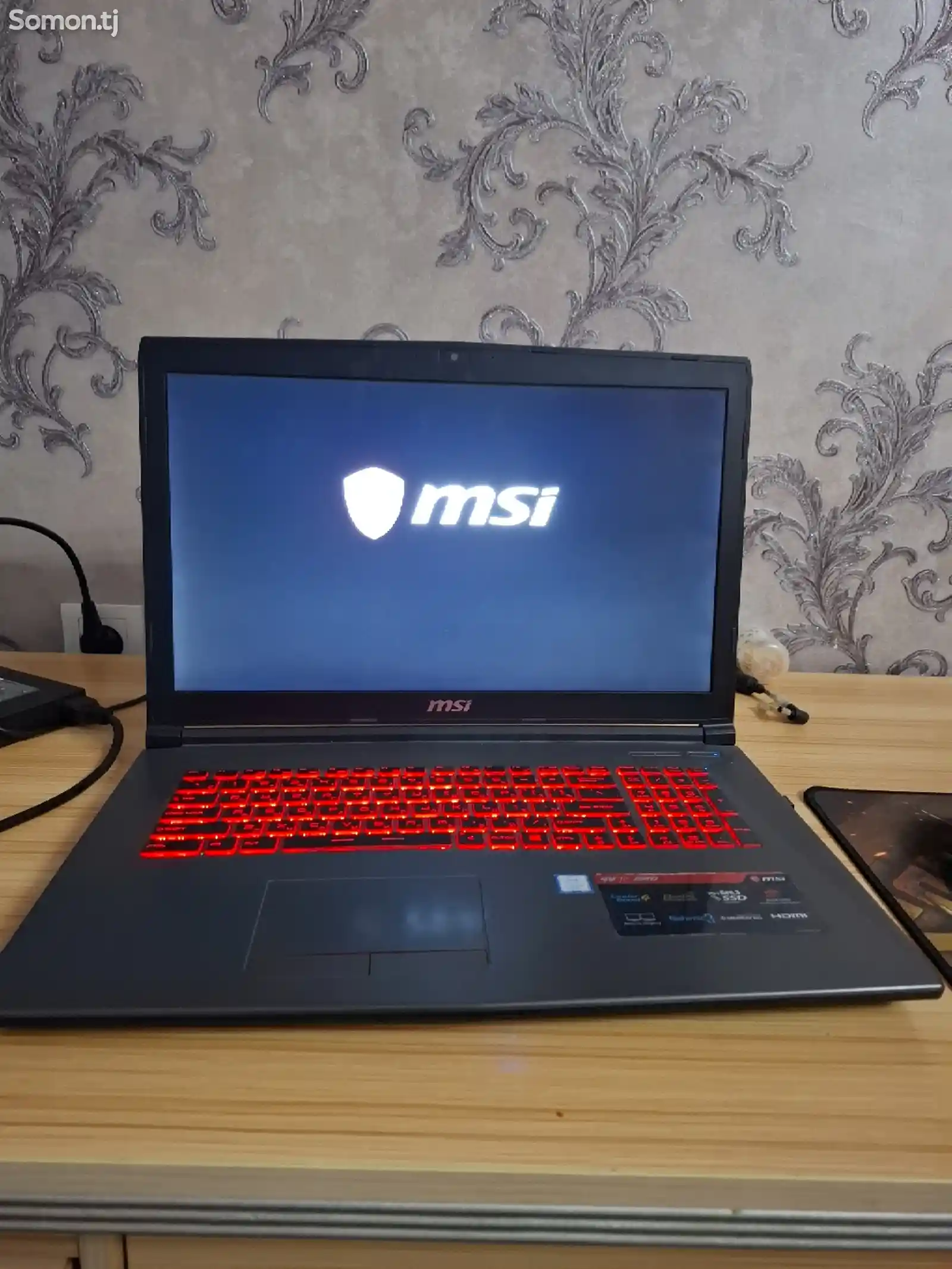 Ноутбук MSI-1