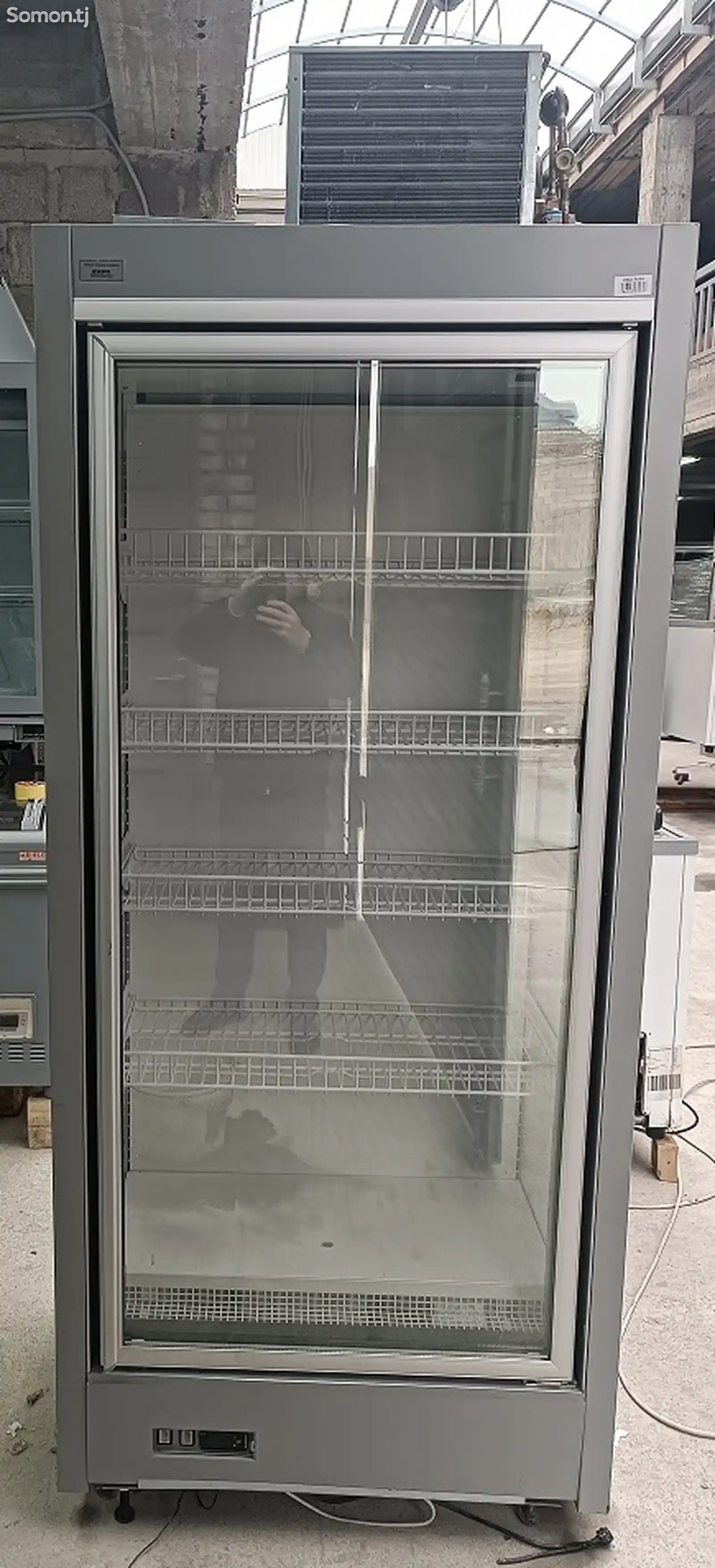 Холодильник витринный-2
