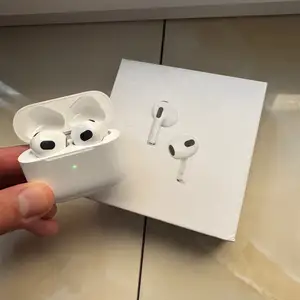 Беспроводные наушники AirPods