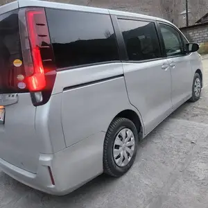 Toyota Noah, 2014