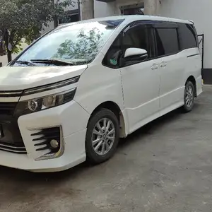 Toyota Voxy, 2014