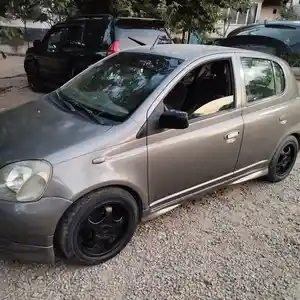 Toyota Vitz, 2001