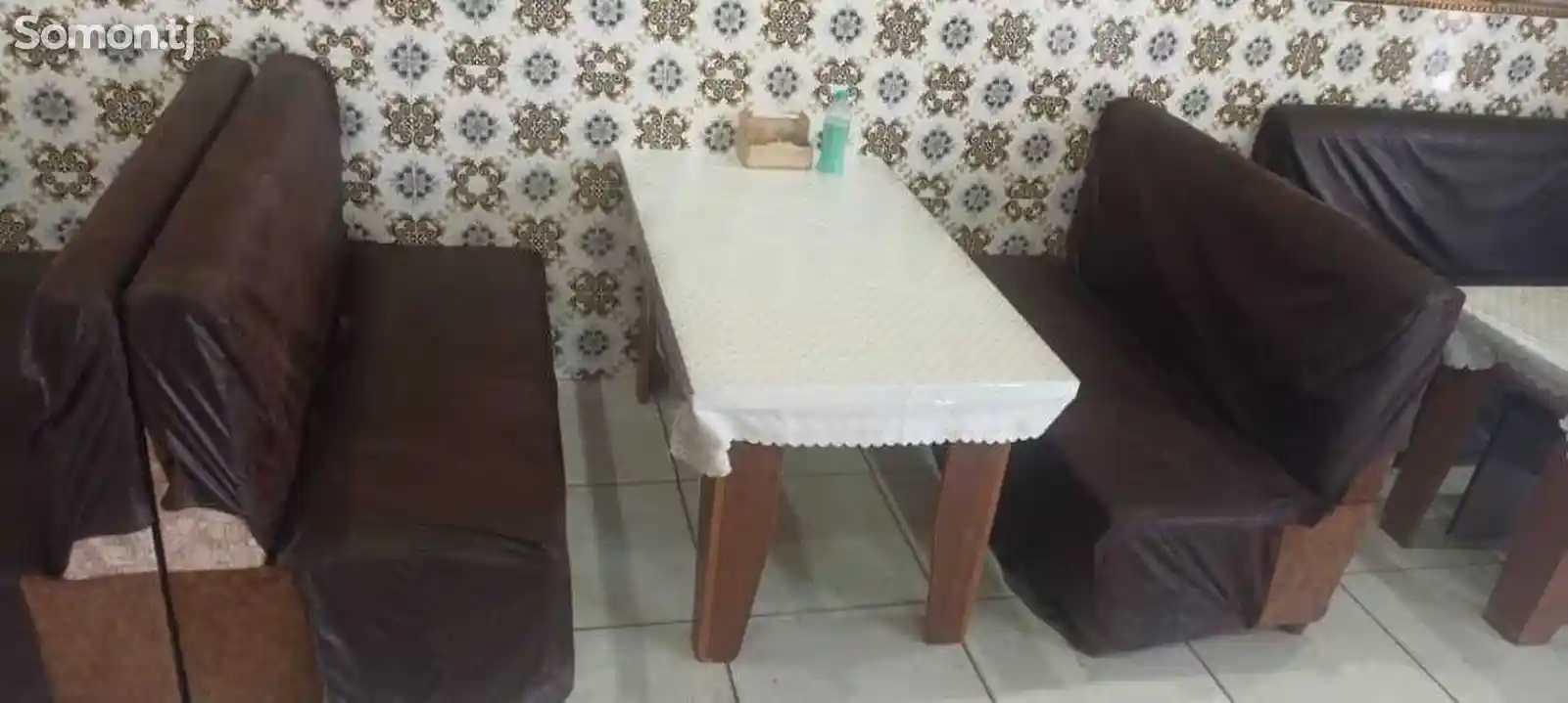 Стол и диван для кафе-4