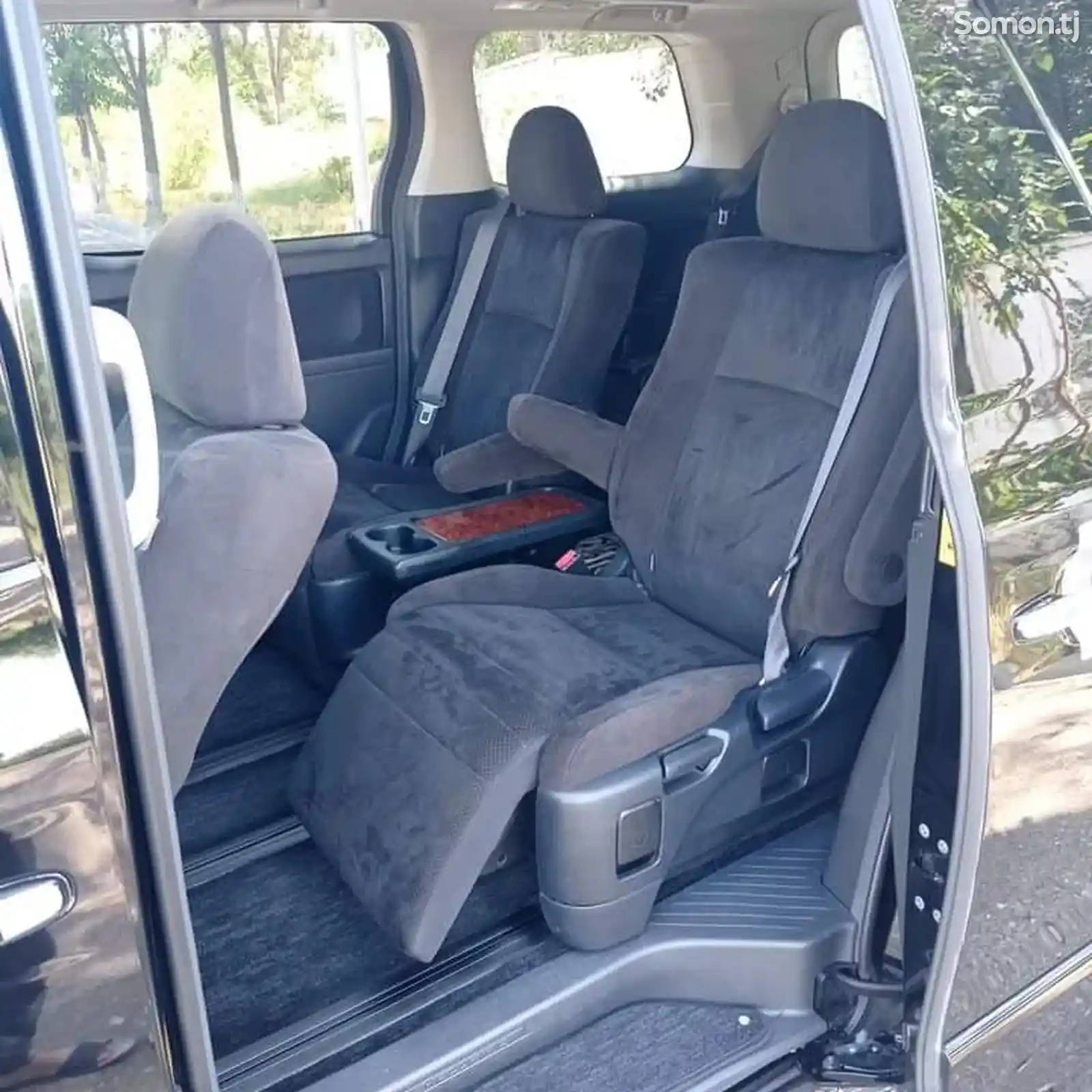 Toyota Vellfire, 2010-6