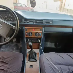 Mercedes-Benz W124, 1990