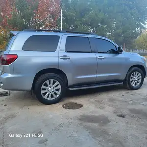 Toyota Sequoia, 2010