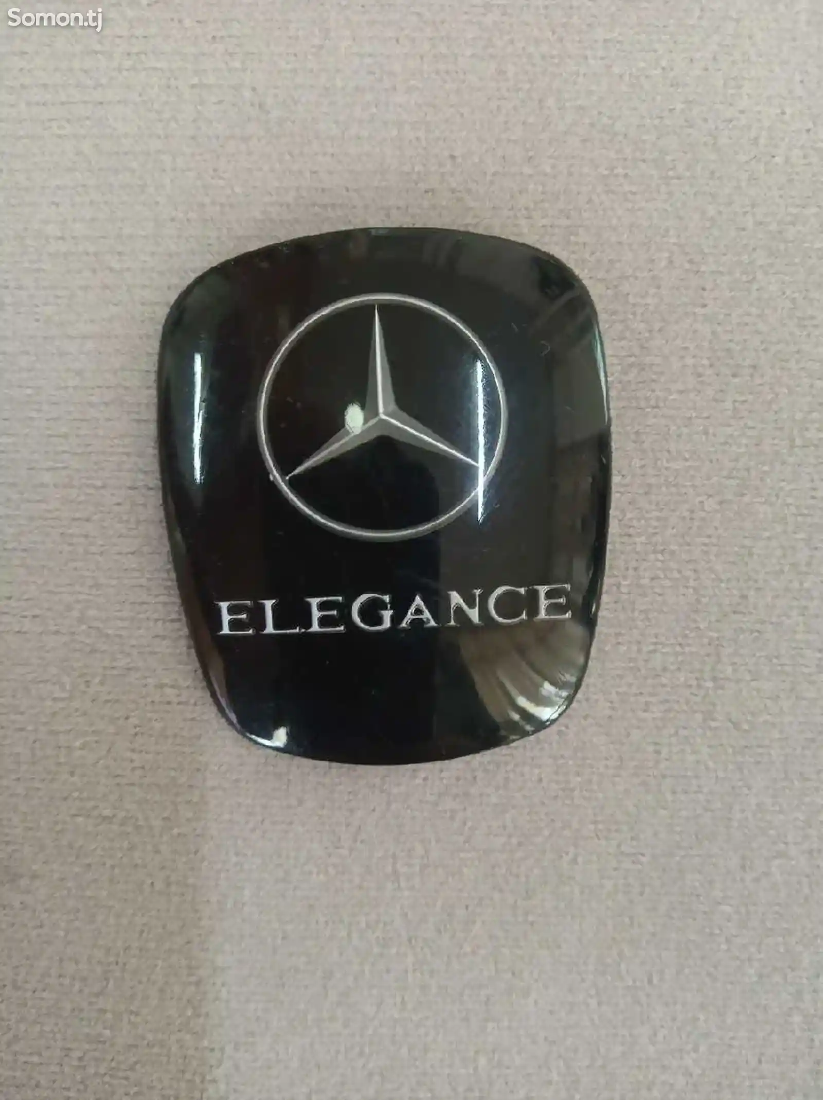Значок на Mercedes-Benz-3