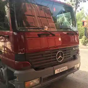 Контейнеровоз Mercedes Benz actros 2002