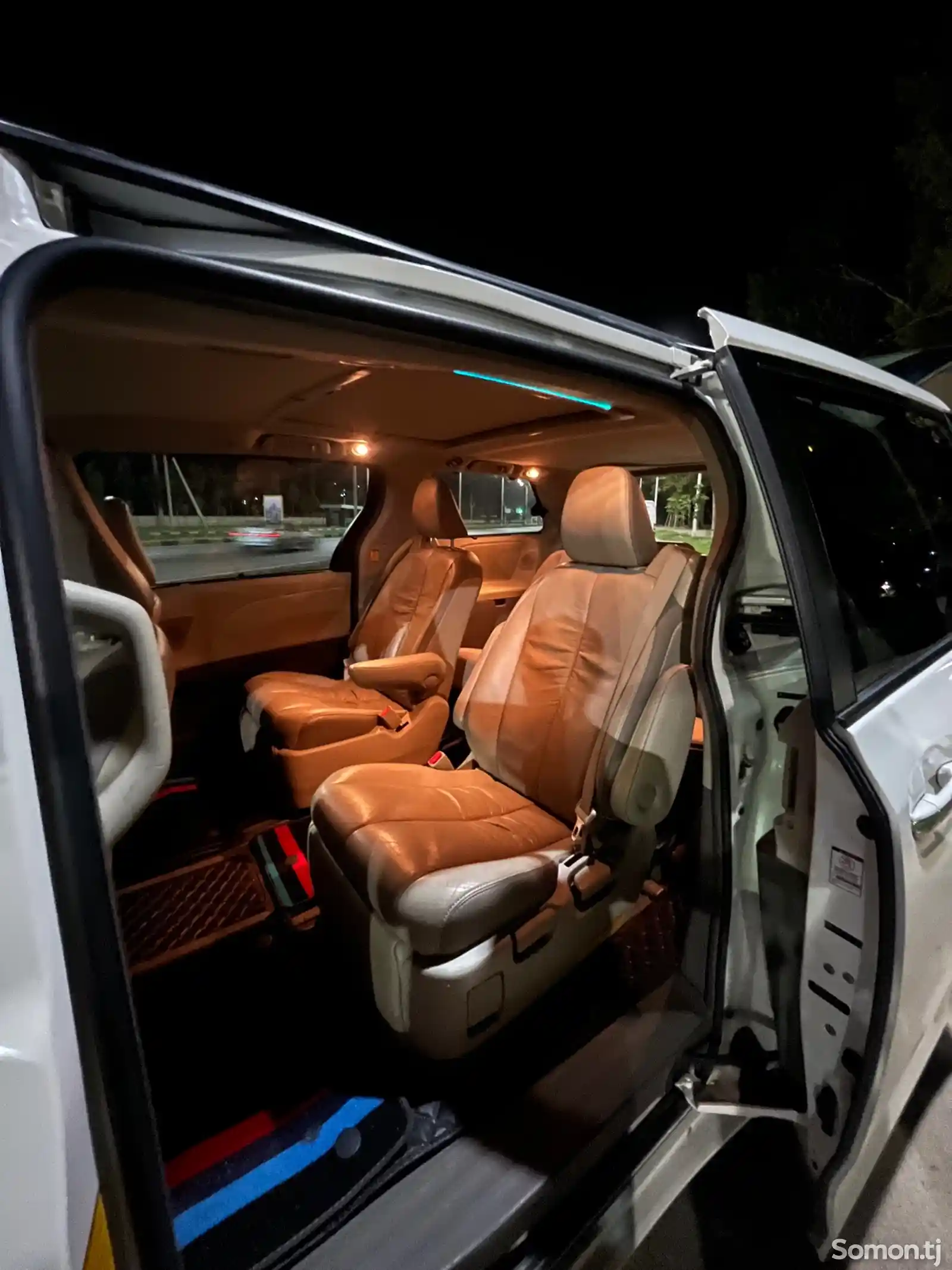 Toyota Sienna, 2011-5