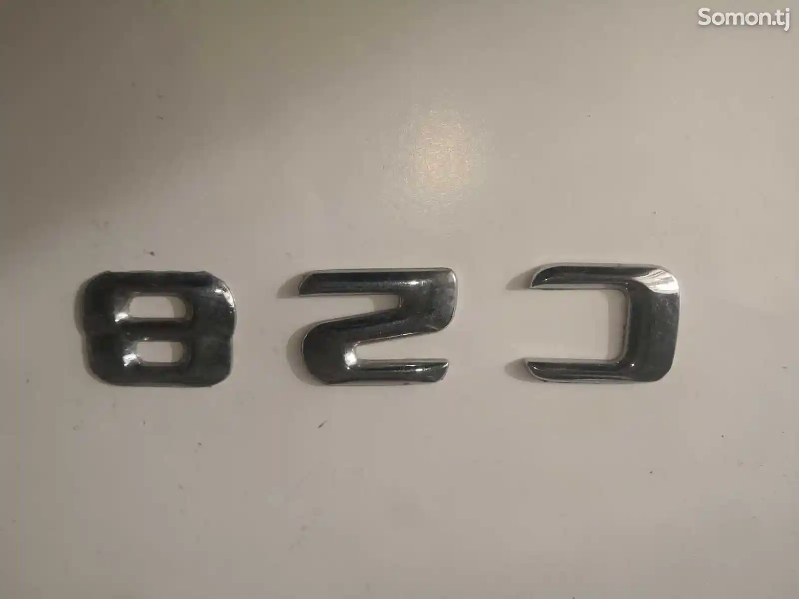 Эмблема от Mercedes-Benz