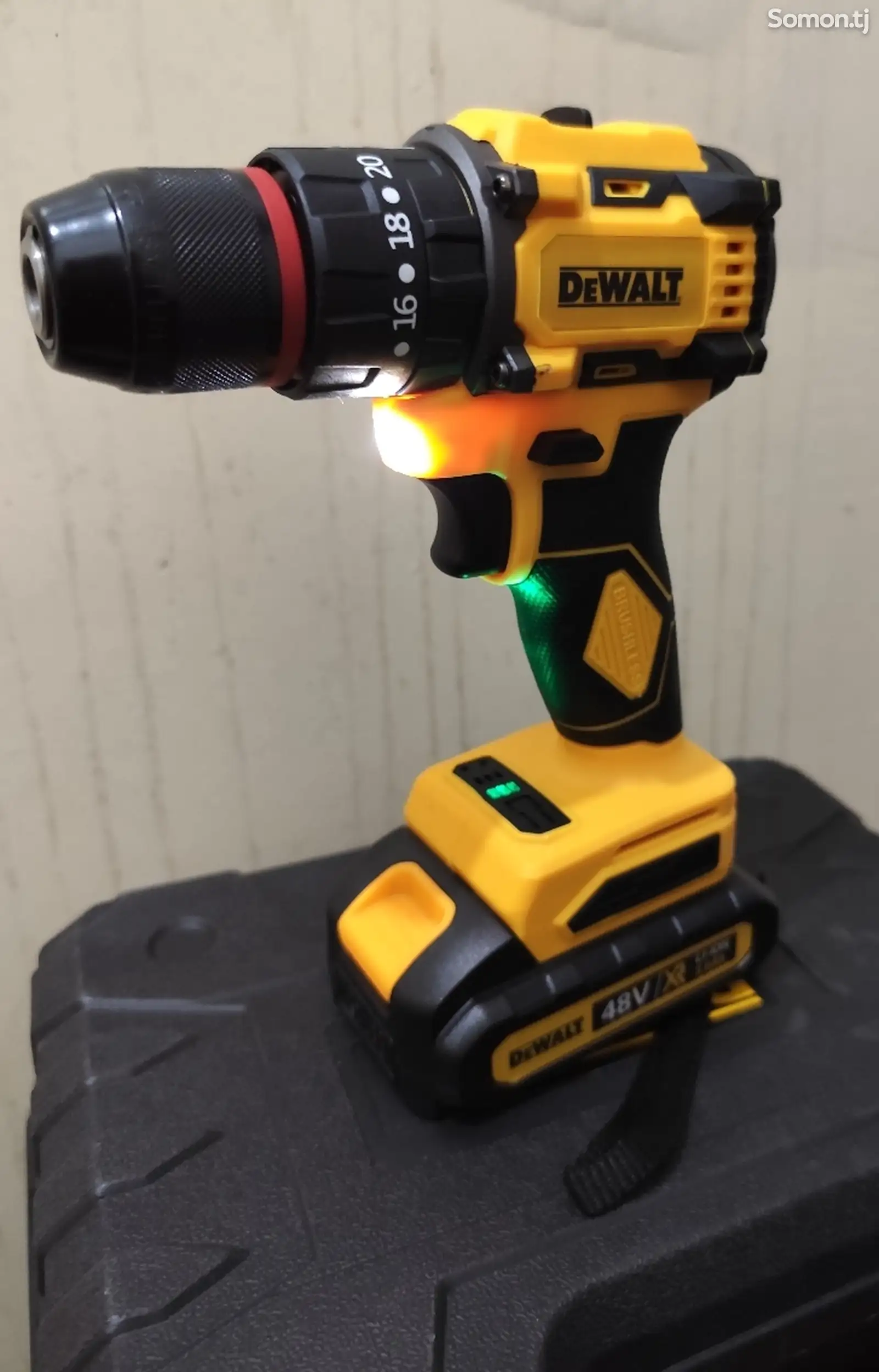 Шуруповерт DeWalt-1