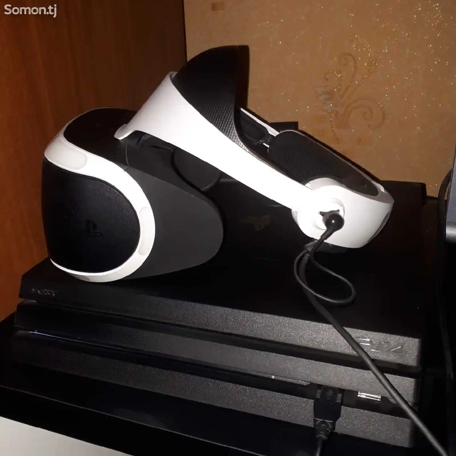 Игровая приставка Sony PlayStation 4 Pro 2tb и sony VR шлем aim contro-2
