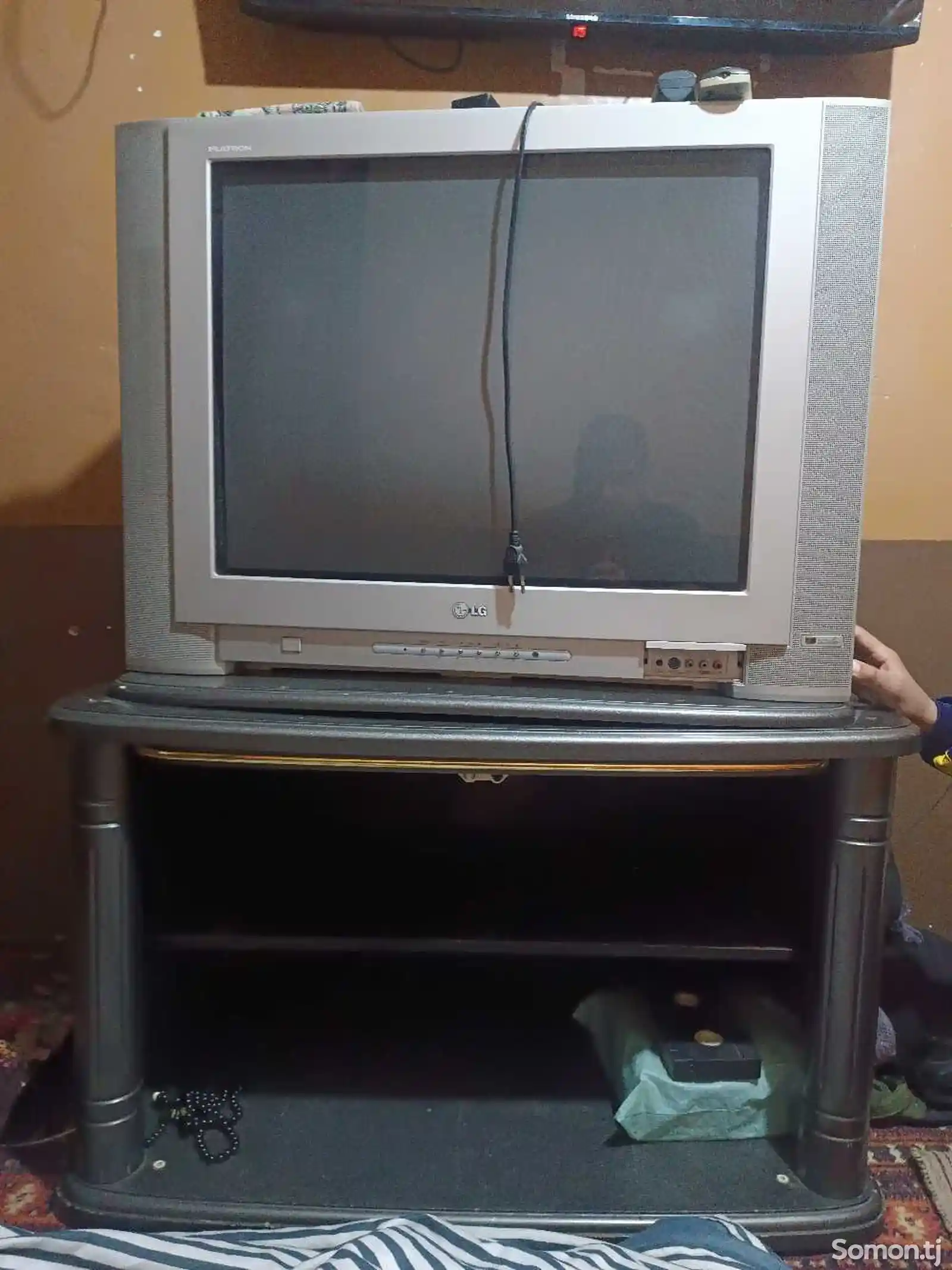 Телевизор LG с подставкой-2