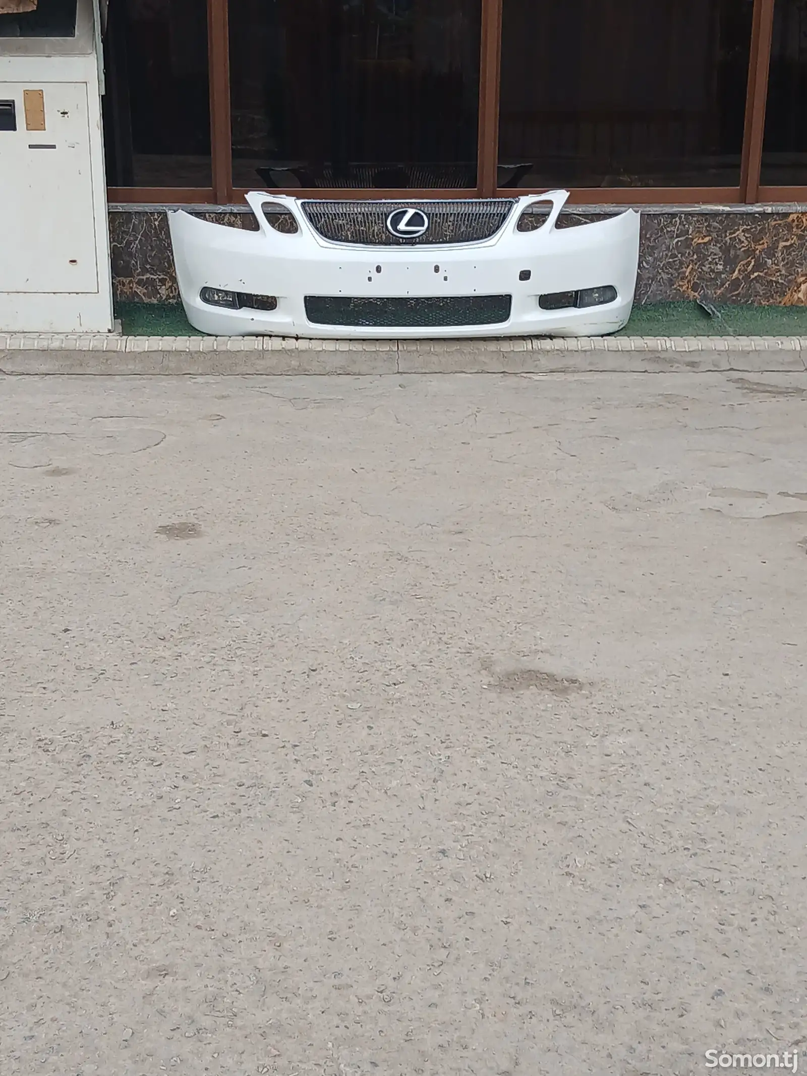 Бампер на Lexus