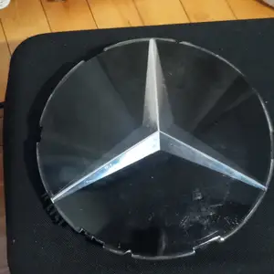 Знак решетки от Mercedes-Benz