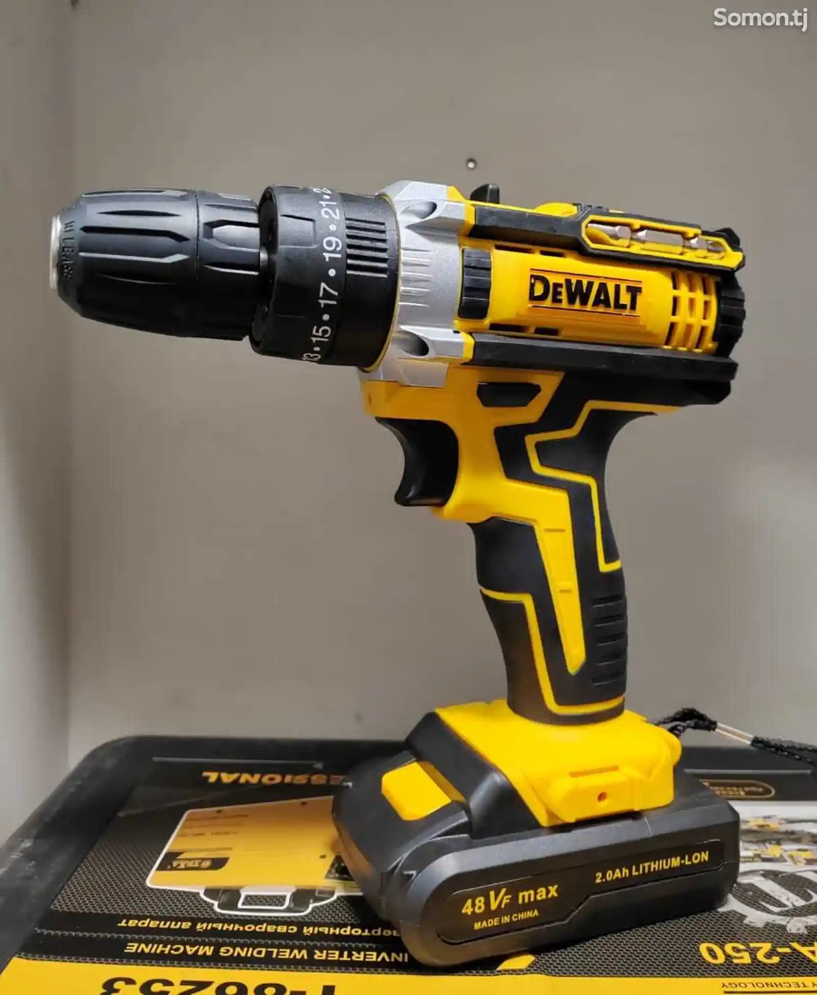 Шуруповерт DeWalt-1