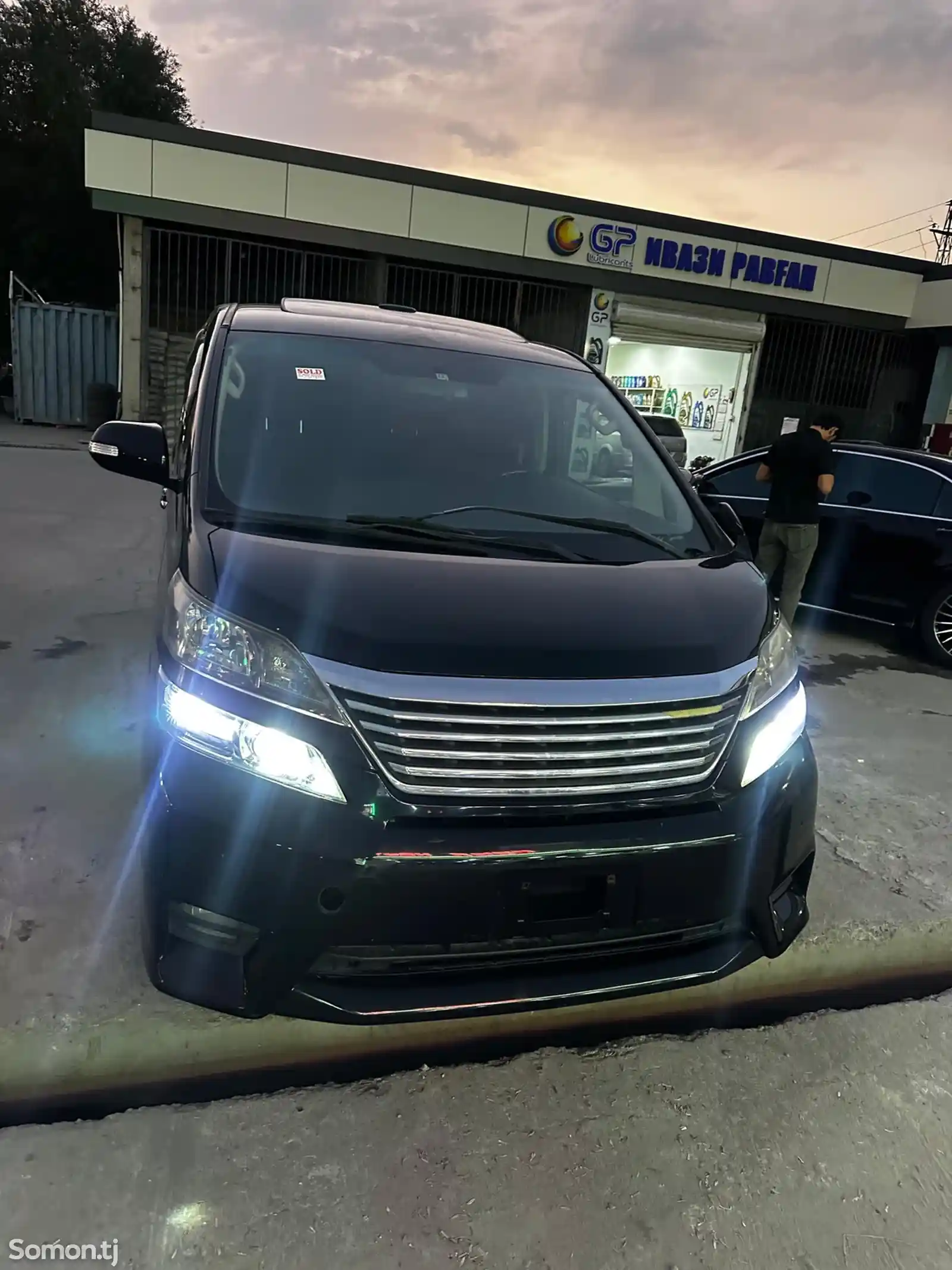 Toyota Vellfire, 2014-1