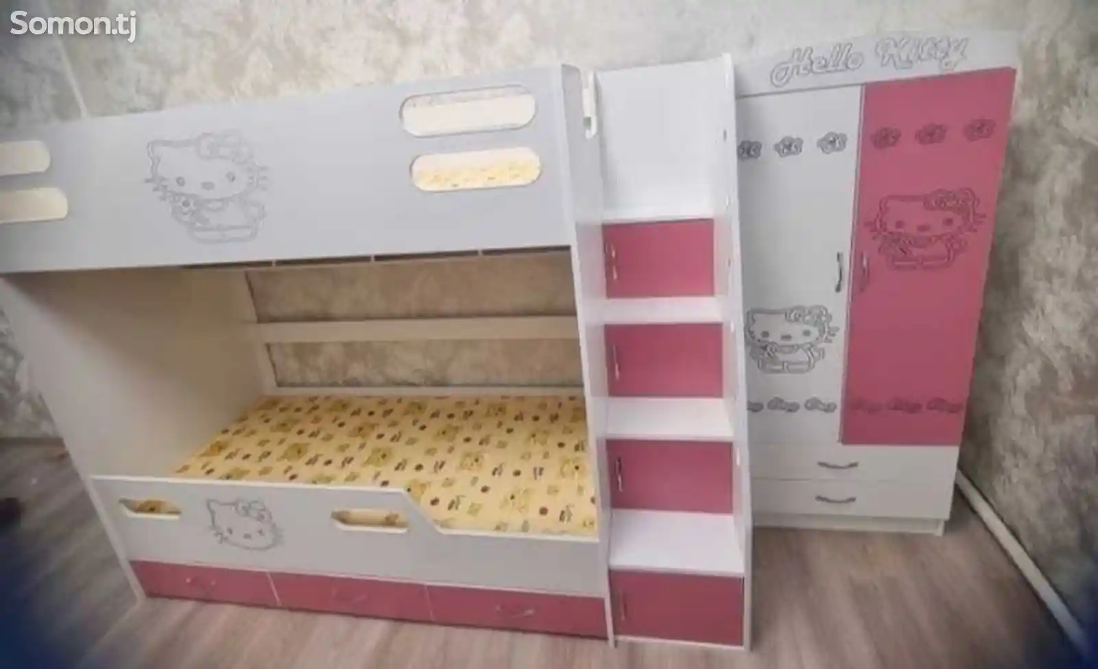 Детская кроватка и шкаф