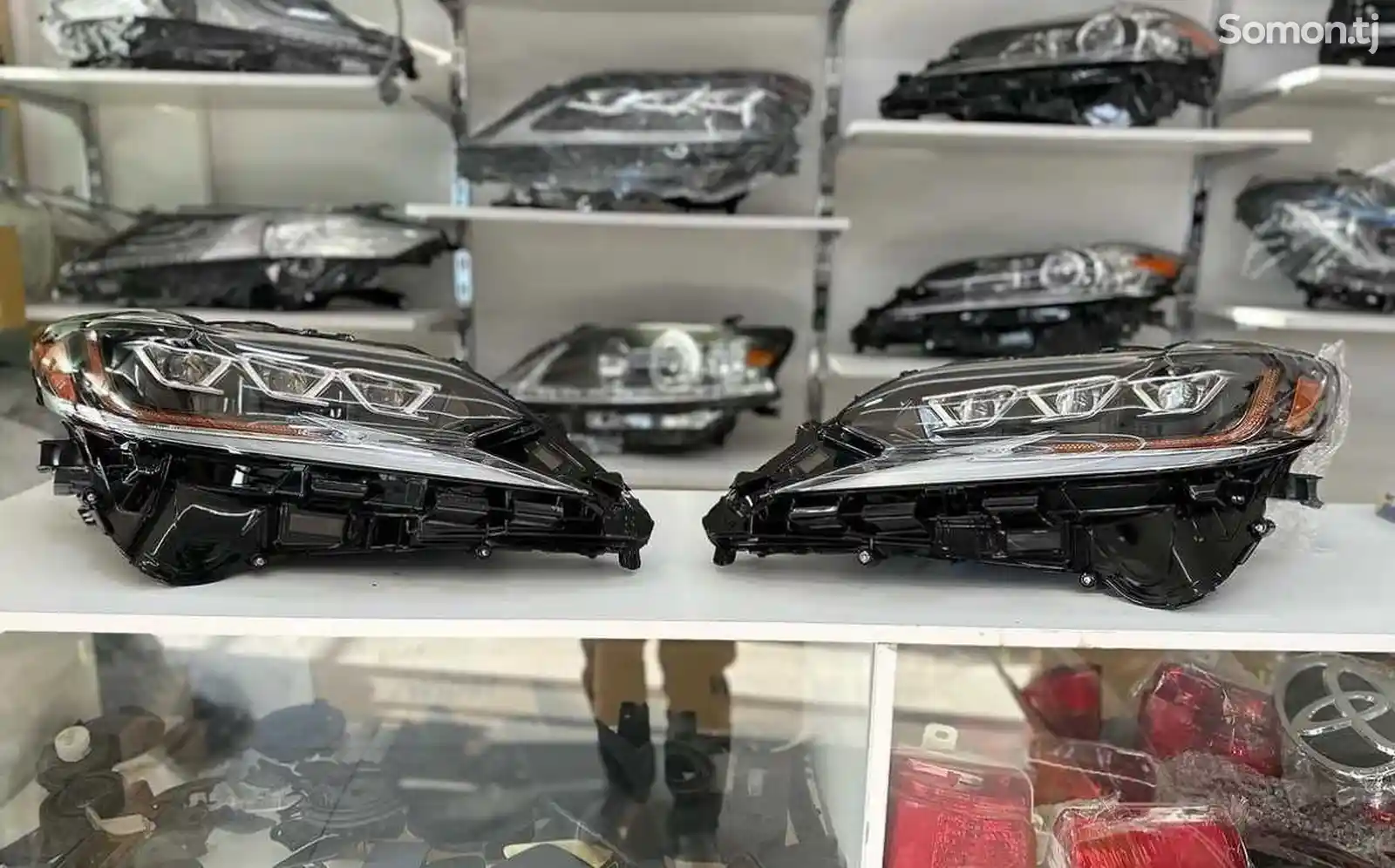 Передние фары 3-лупа на Lexus ES 2018-