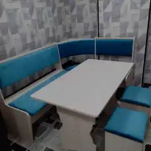 Кухонный уголок со столом