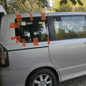 Задние не тонированные стекла на Toyota Voxy