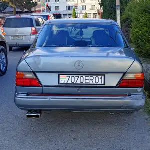 Mercedes-Benz W124, 1990