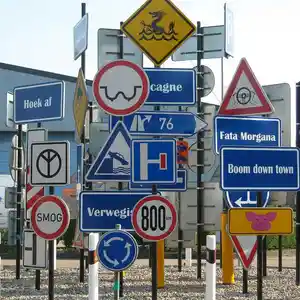 Реклама на дорожных знаках и указателях