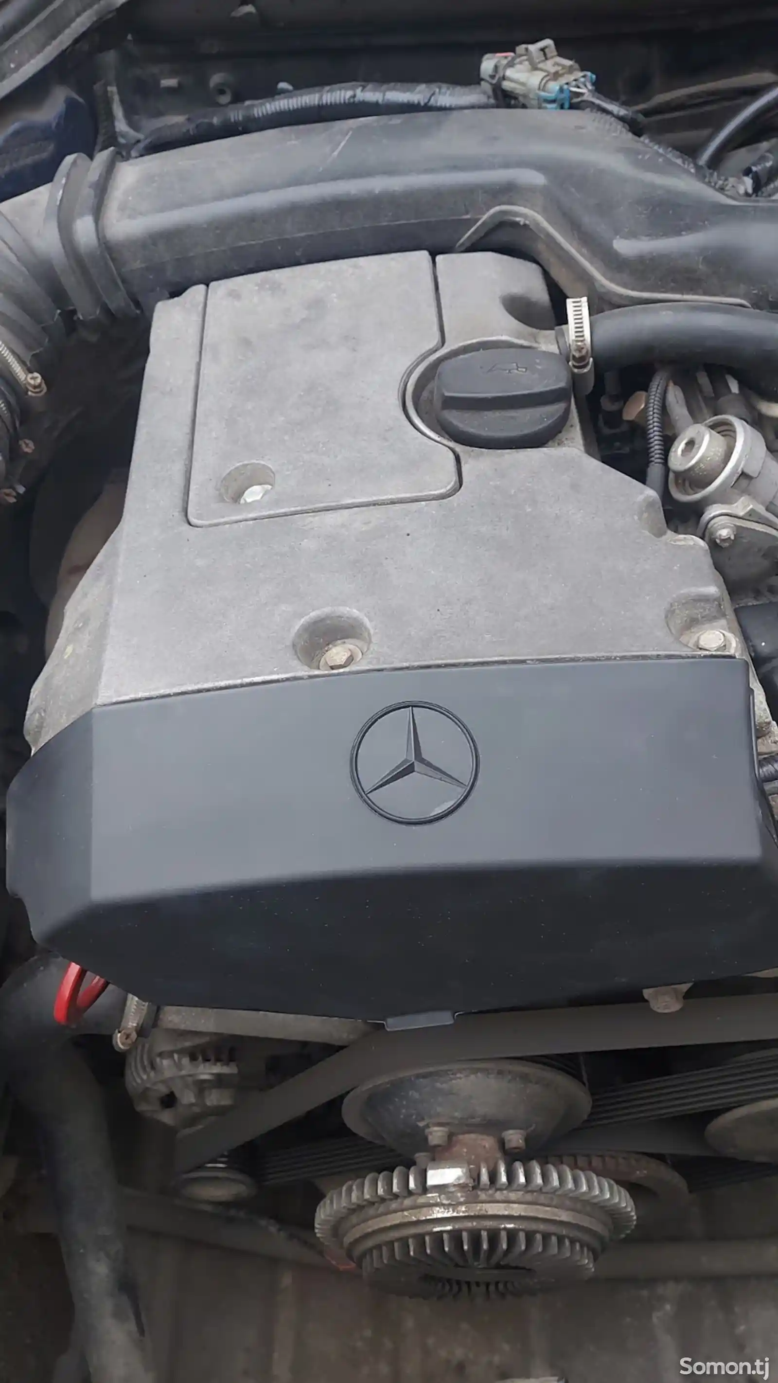 Крышка двигателя на Mercedes-Benz M111-3