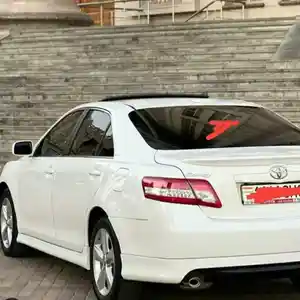 Заднее стекло на Toyota Camry 2