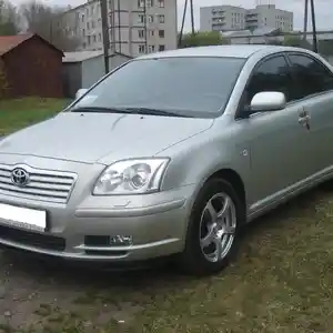 Лобовое стекло на Toyota Avensis