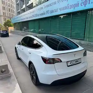 Tesla Model Y, 2022