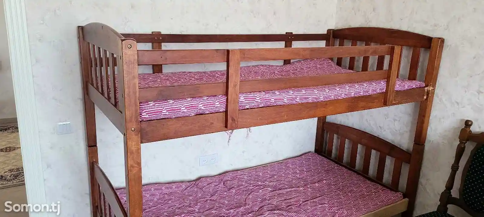 Двухъярусная деревянная кровать-1
