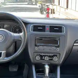 Volkswagen Jetta, 2013