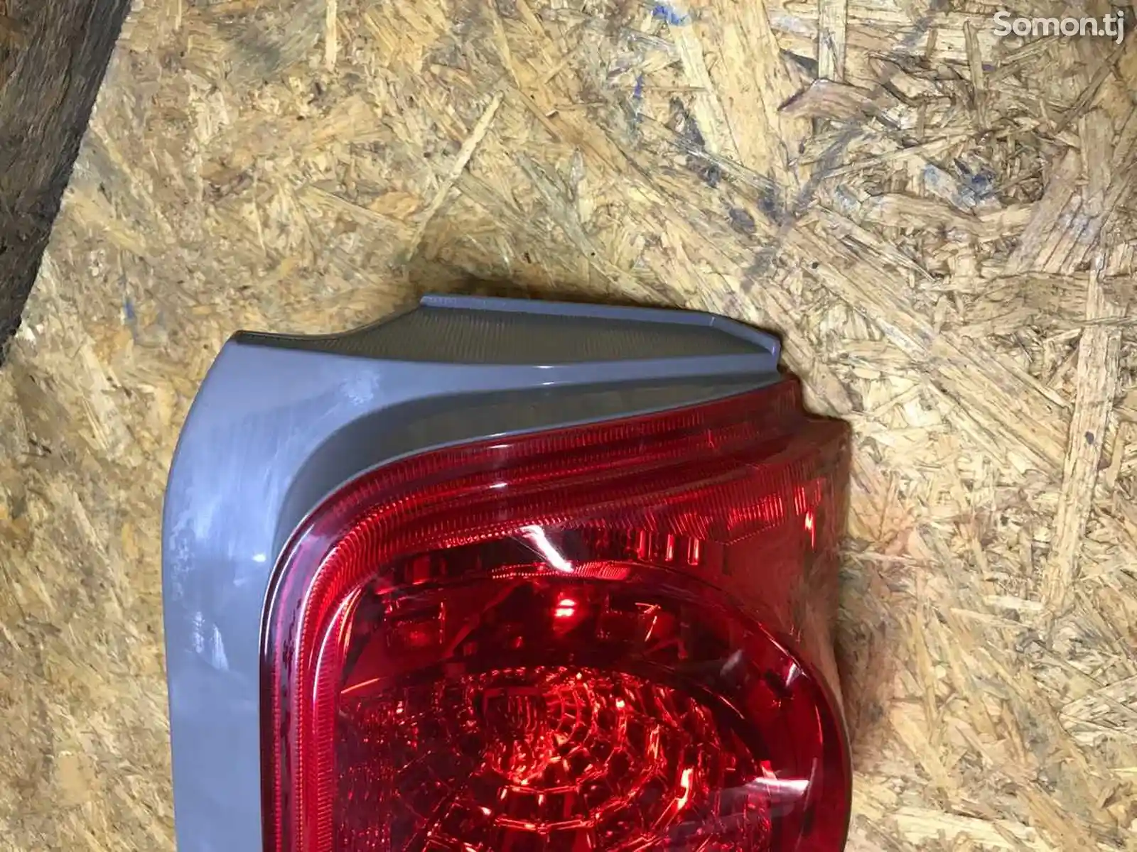 Задний правый фонарь на Toyota Rumion-13