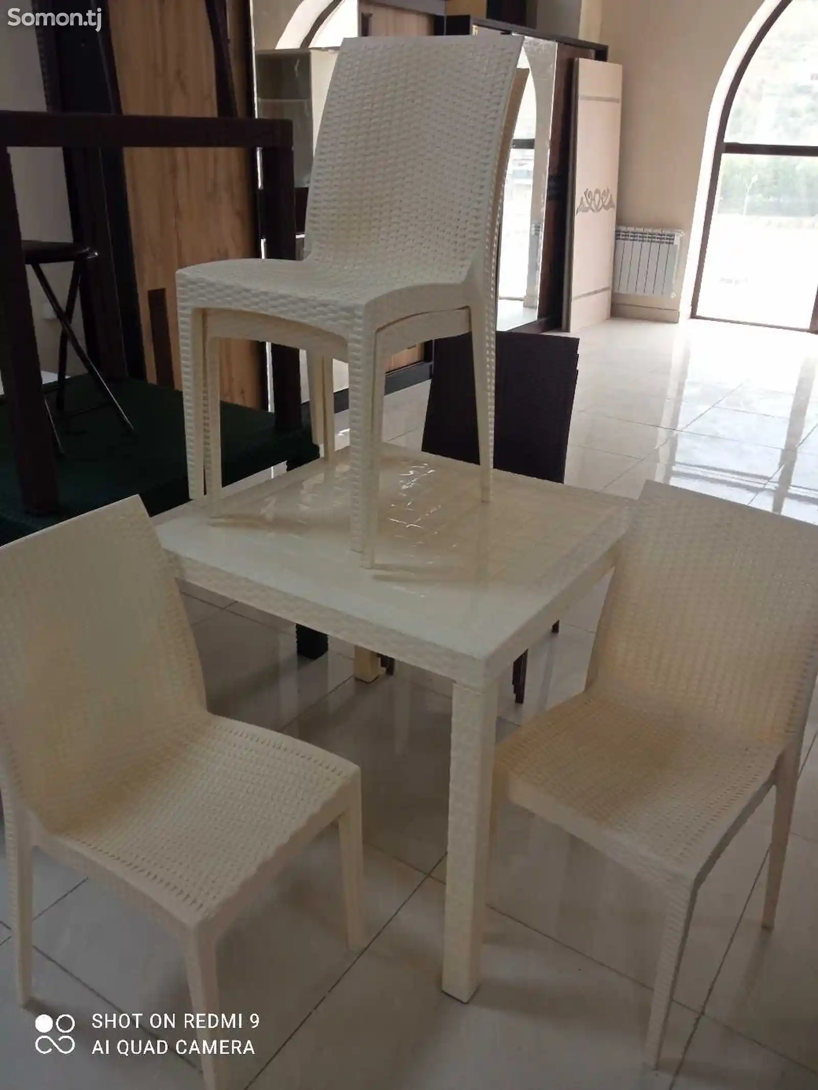 Пластмассовые стол и стулья