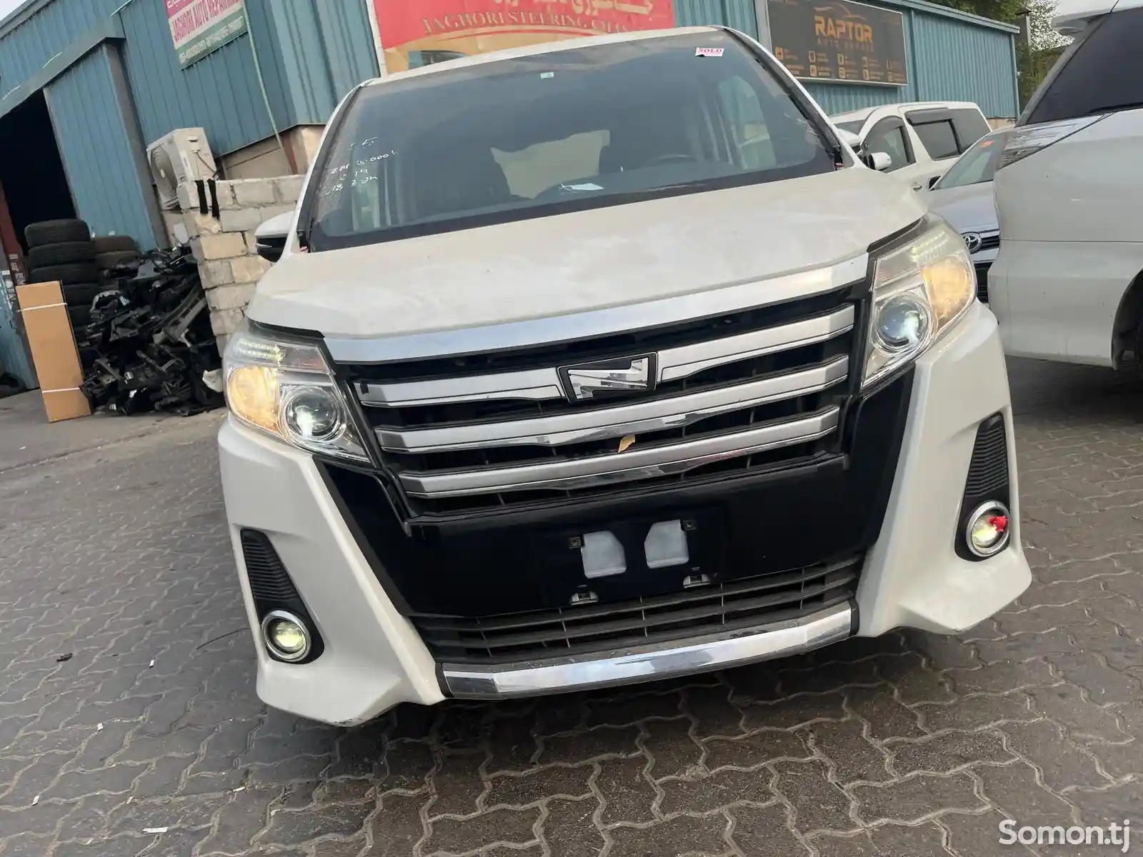 Toyota Noah, 2014-1