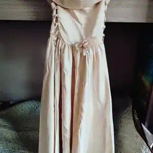 Нежное бежевое платье для девочки