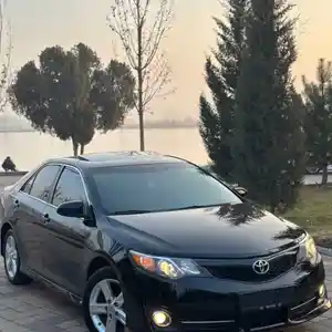 Лобовое стекло на Toyota Camry 3