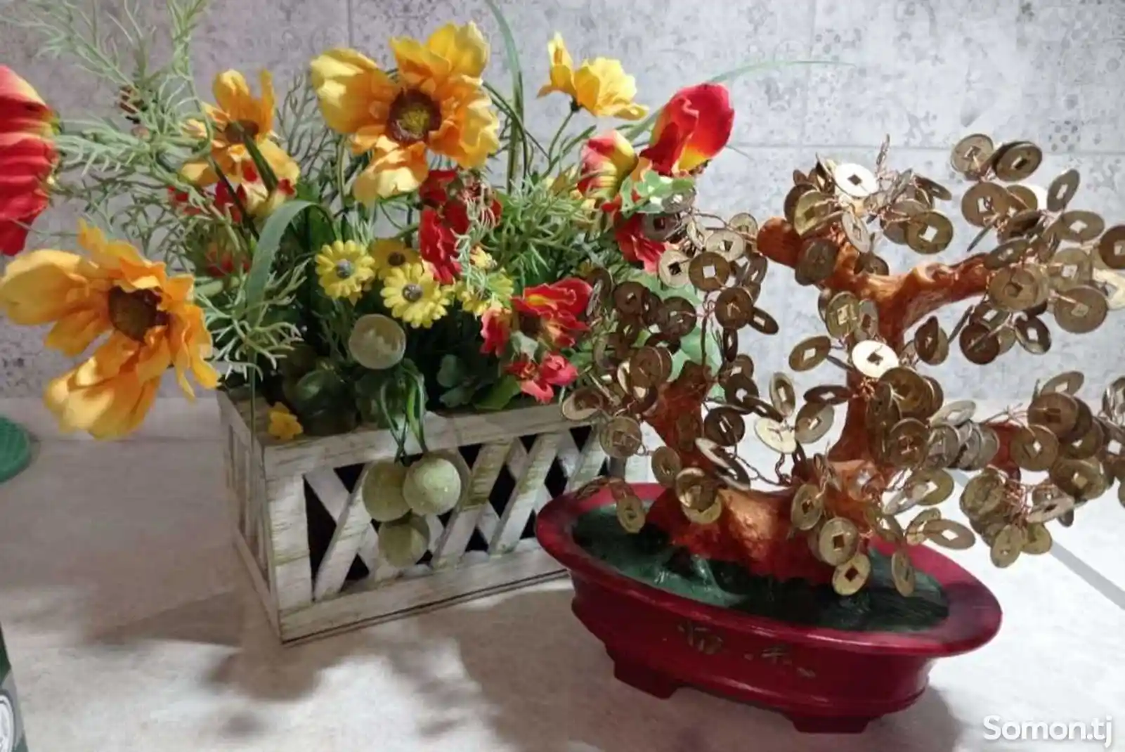 Декоративные цветы с корзиной и горшком
