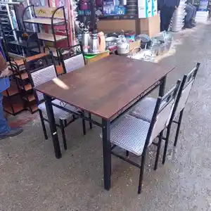 Стол с стульями