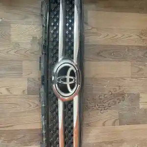 Решетка радиатора на Toyota RAV4