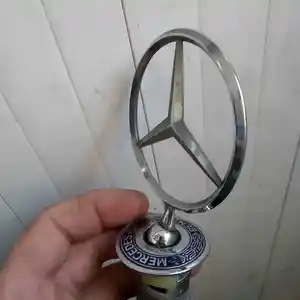 Знак капота от Mercedes