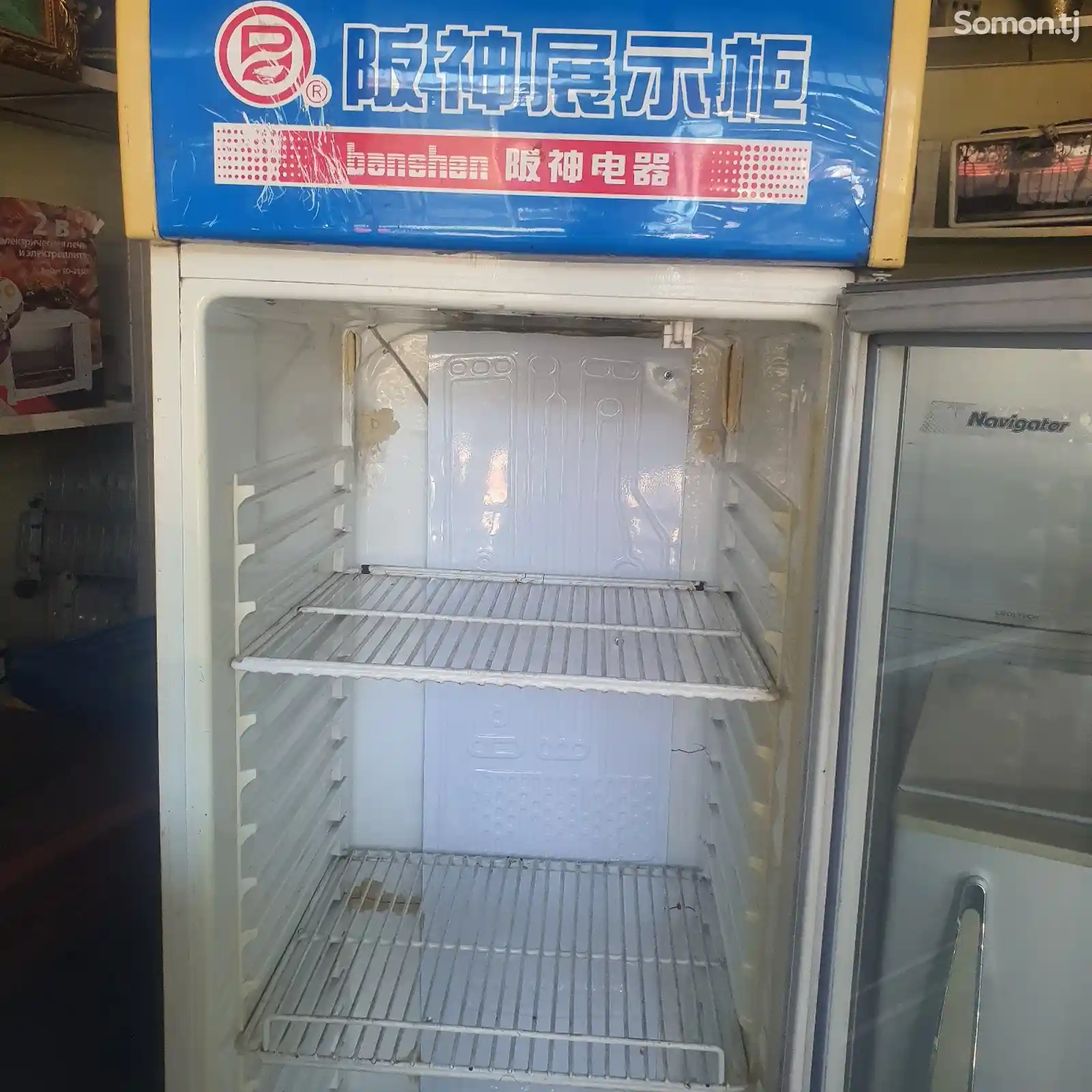 Холодильник витринный-3