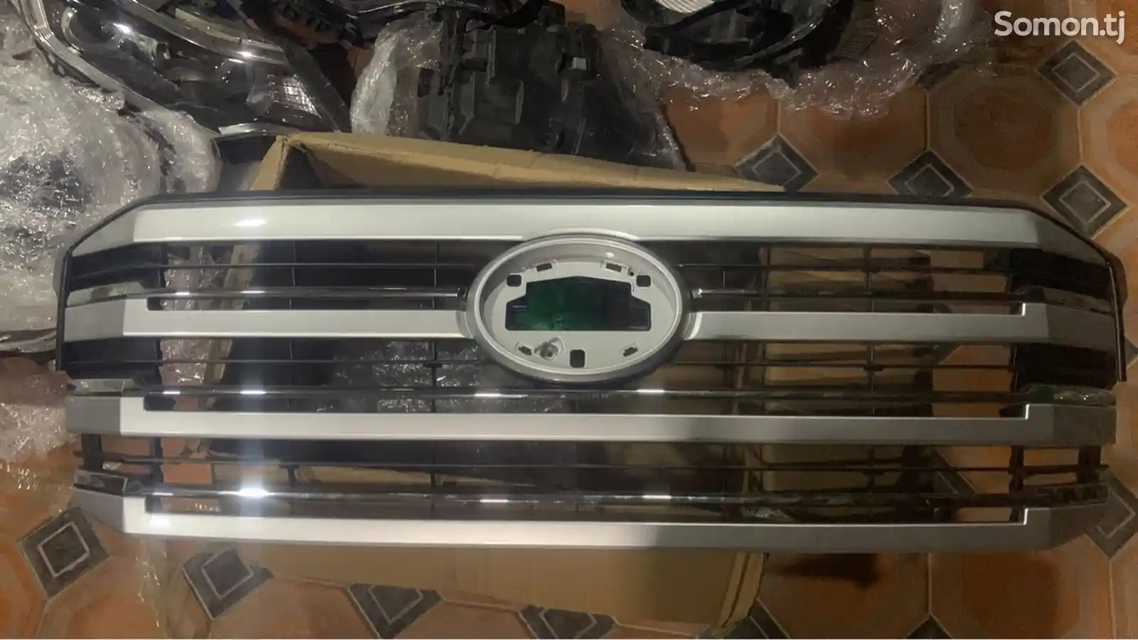 Решетка радиатора от Toyota Land Cruiser 300-1