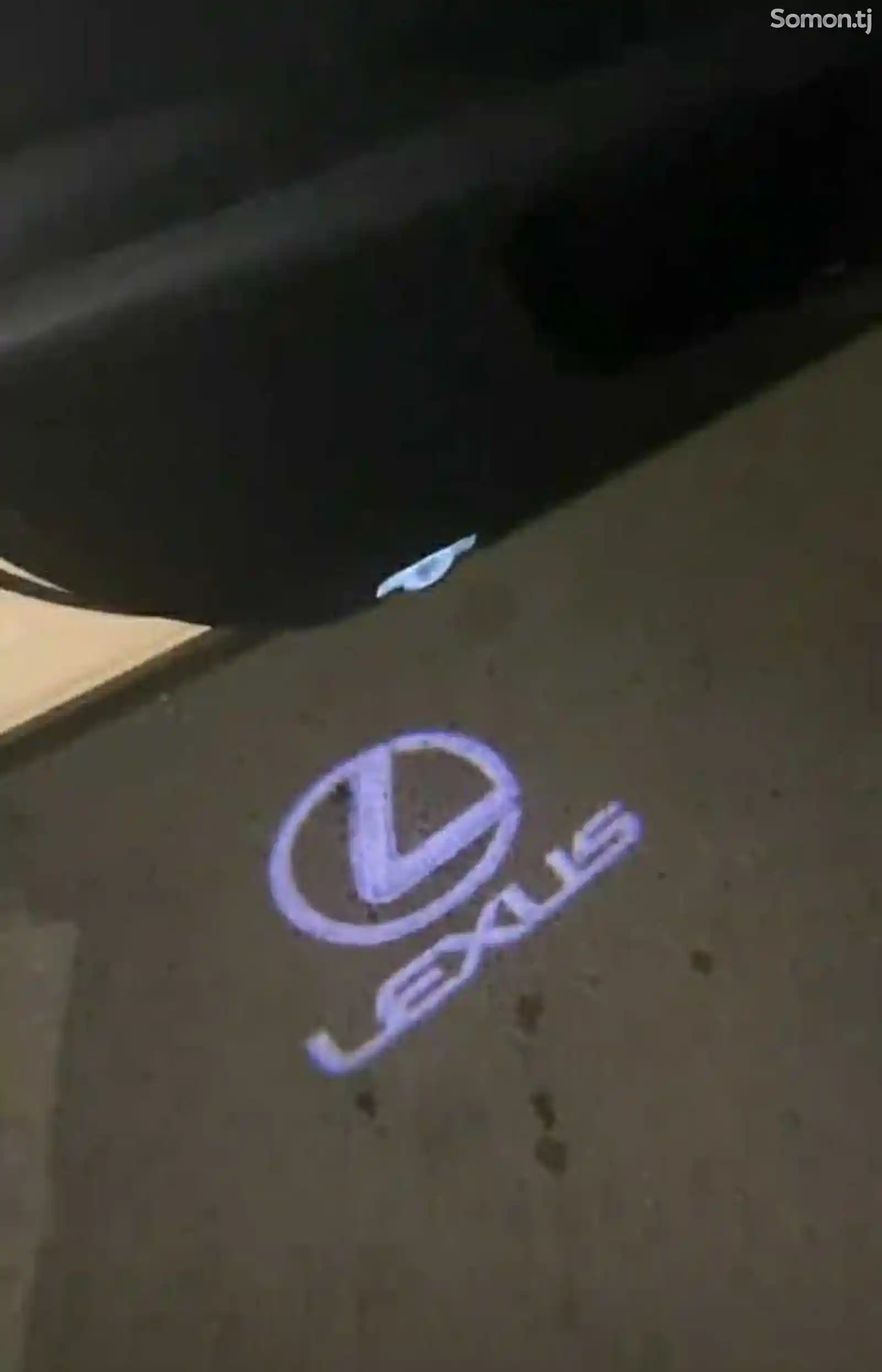 Штатная подсветка логотипа Lexus на дверь-2